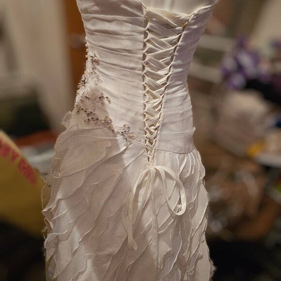 Strapless Lace-Up Corset Wedding Dress | Ruffle Skirt & Beaded Appliqué | Size 6 - Picture 1 of 6